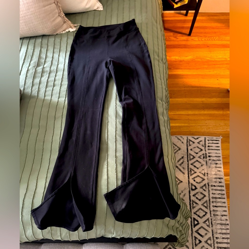 ALO Yoga Pants. Front slip on the legs